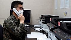 Νοτιοκορεάτης αξιωματούχος επικοινωνεί με τους βορειοκορεάτες συναδέλφους του στην αποστρατικοποιημένη ζώνη