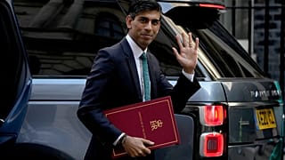 ريشي سوناك، وزير المال البريطاني أمام مبنى مجلس البرلمان في لندن.