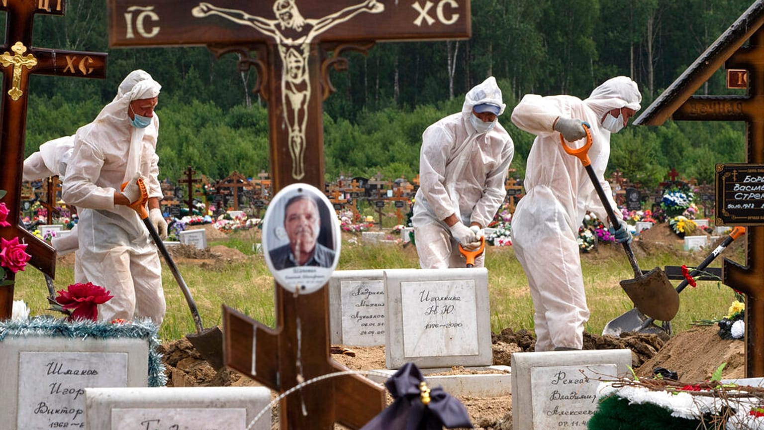 Photo d'archive : Enterrement d'une victime du Covid-19, dans un cimetière près de St-Pétersburg - le 30/06/2020