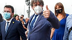 Zuversicht vor Gerichtstermin: Carles Puigdemont vor der Verhandlung des Berufungsgerichts auf Sardinien
