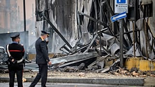 Сгоревшее офисное здание, на которое упал самолет с Петреску. Милан, Италия