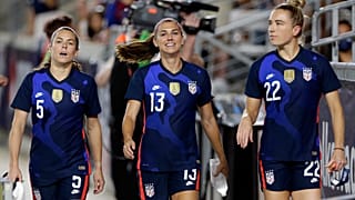 المدافعة كيلي أوهارا والمهاجمة أليكس مورغان واللاعبة كريستي مويز في الملعب قبل مباراة كرة القدم ضد جامايكا في هيوستن، الولايات المتحدة.