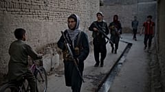 مقاتلو طالبان بدورية في أحد أحياء كابول بحثا عن رجل متهم في حادث طعن، أفغانستان. 