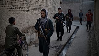 مقاتلو طالبان بدورية في أحد أحياء كابول بحثا عن رجل متهم في حادث طعن، أفغانستان. 