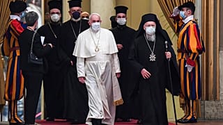Le pape François entouré de dignitaires religieux au Vatican le 4 octobre 2021