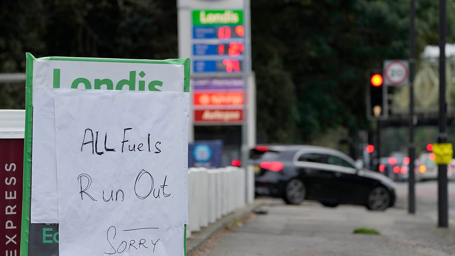 لافتة تعلن نفاذ الوقود عند مدخل محطة بنزين في لندن.