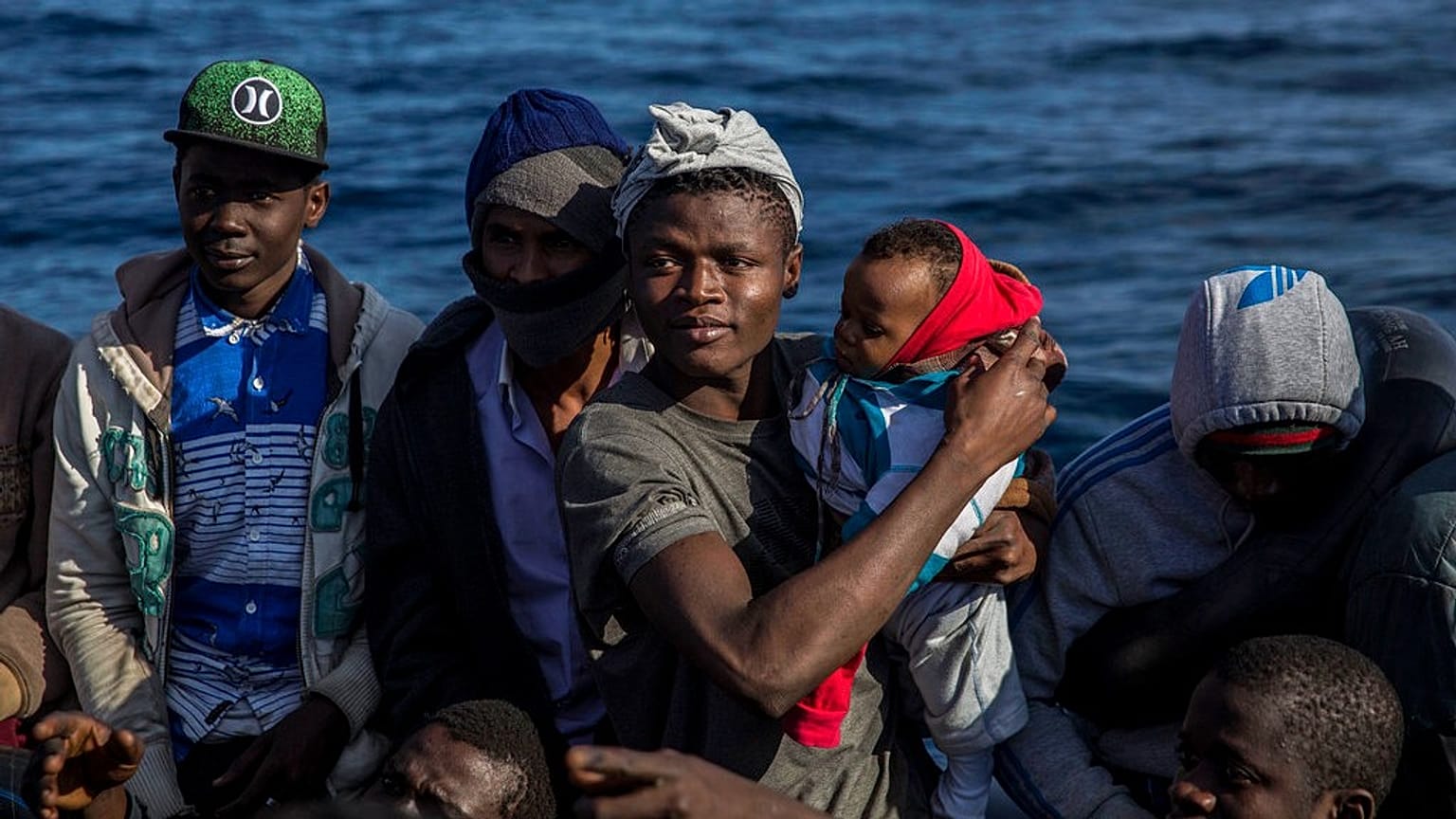 Líbiából útnak indult afrikai bevándorlók az Földközi-tengeren