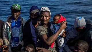 Líbiából útnak indult afrikai bevándorlók az Földközi-tengeren
