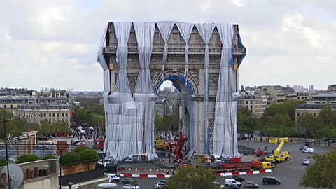 So wird die Christo-Verpackung am Arc de Triomphe in Paris abgebaut