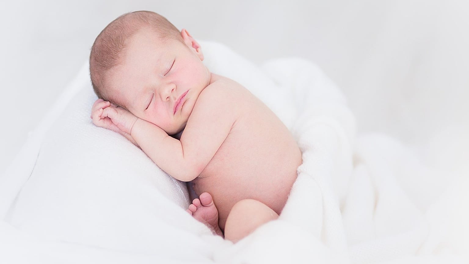  Un inocente bebé, inconsciente de todos los microplásticos que hay en él