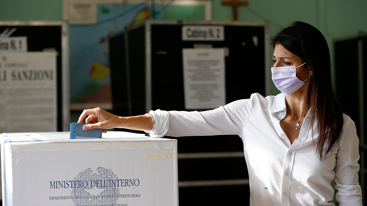 Virginia Raggi bei der Stimmabgabe