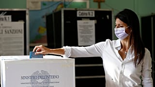 Virginia Raggi bei der Stimmabgabe