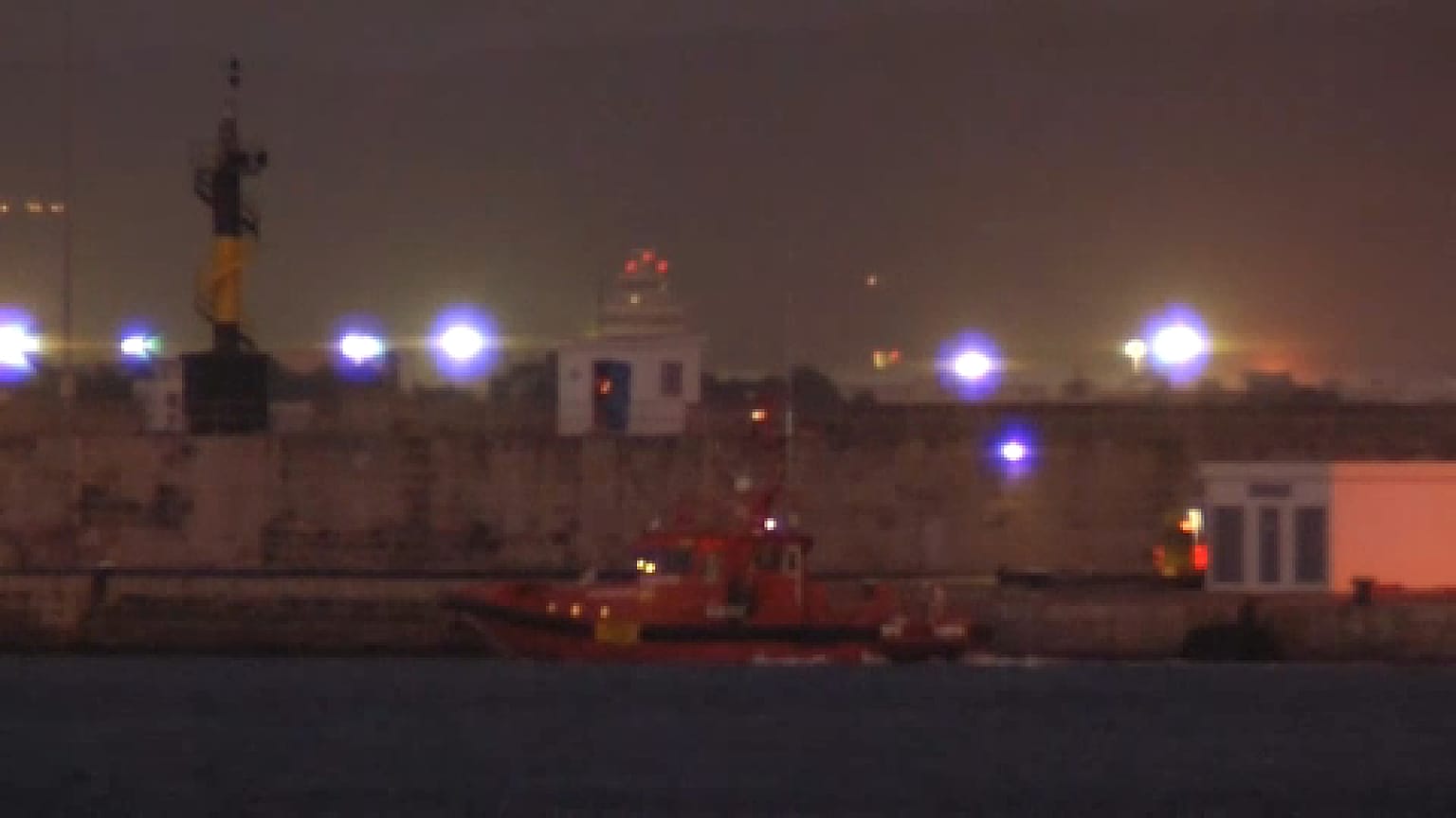 Una embarcación de rescate frente a la isla de La Cabrera