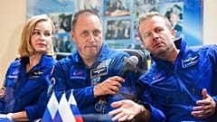 Rusya'nın uzaya göndereceği ekip oyuncu Yulia Peresild (solda), yönetmen Klim Shipenko (sağda) ve Rus kozmonot Anton Shkaplerov (ortada)
