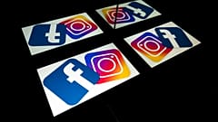 تطبيقات  وفيسبوك وانستغرام على شاشة هاتف ذكي في تولوز، فرنسا. 