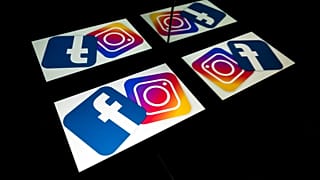 تطبيقات وفيسبوك وانستغرام على شاشة هاتف ذكي في تولوز، فرنسا.