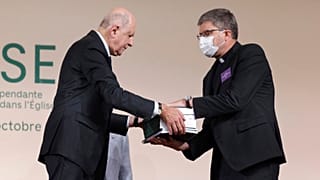 ژان مارک سووه، رئیس کمیسیون رسیدگی به پرونده سوءاستفاده از کودکان در کلیسای کاتولیک فرانسه(چپ)