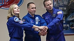 De izquierda a derecha: la actriz Yulia Peresild, el director Klim Shipenko y el cosmonauta, Anton Shkaplerov.