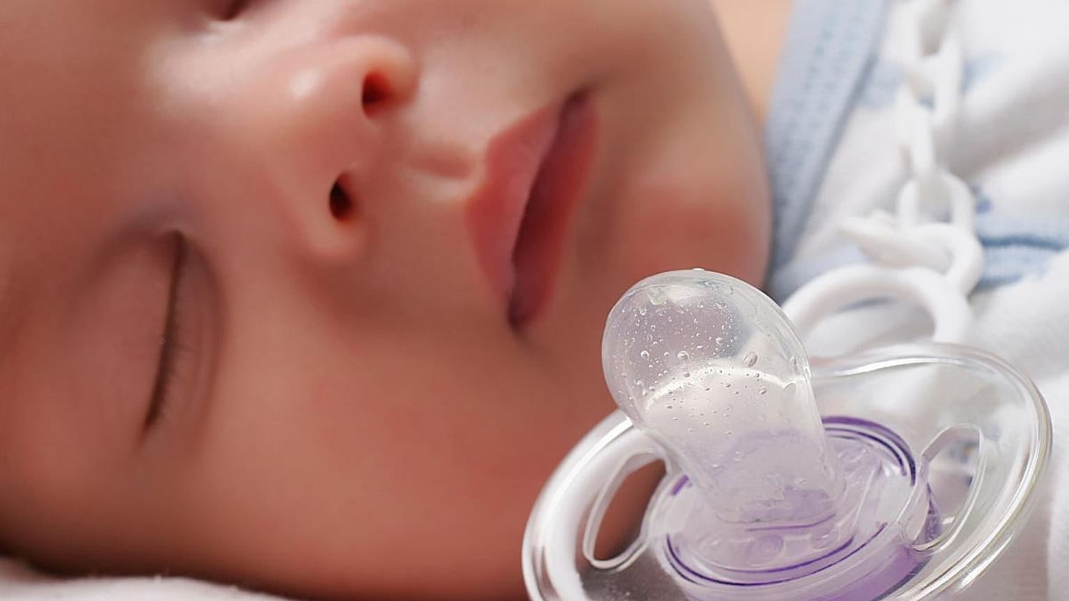 Schnuller könnten eine Quelle von Mikroplastik sein. Forscher haben erschreckende Mengen der Kleinstteile im Kot von Babys nachgewiesen.