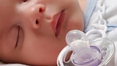Schnuller könnten eine Quelle von Mikroplastik sein. Forscher haben erschreckende Mengen der Kleinstteile im Kot von Babys nachgewiesen.