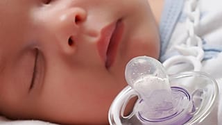 Schnuller könnten eine Quelle von Mikroplastik sein. Forscher haben erschreckende Mengen der Kleinstteile im Kot von Babys nachgewiesen.