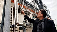 CO2 aus Biogas und Wasserstoff aus Windenergie kommen hier zusammen, um E-Kerosin zu produzieren, erklärt Atmosfair-Geschäftsführer Brockhagen.