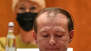 Florin Citu gesticula en el Parlamento antes de la moción de censura