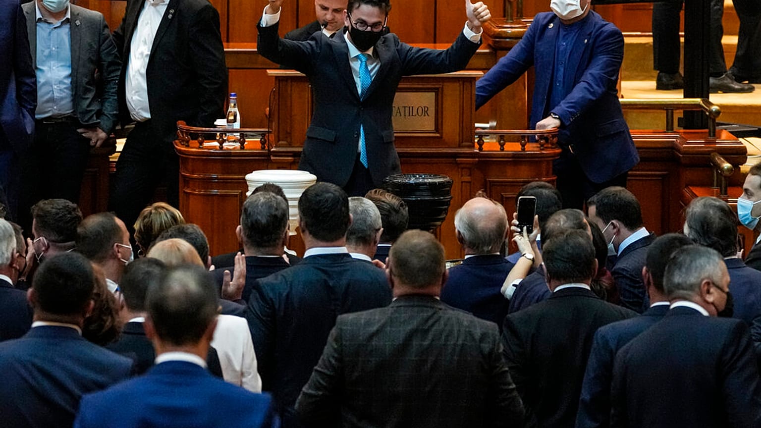 Moção de censura aprovada no parlamento romeno