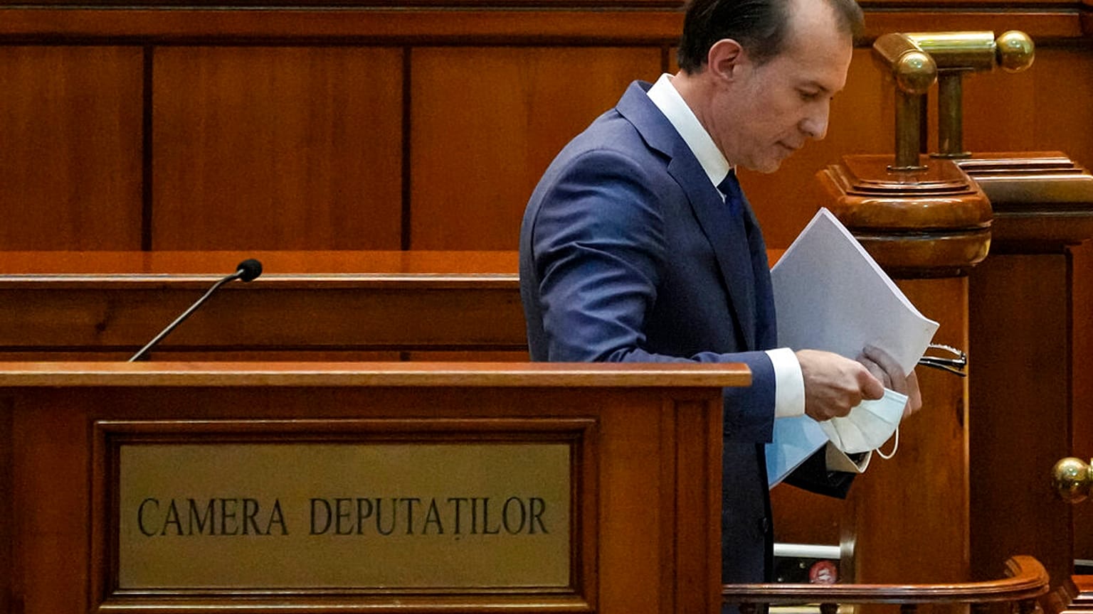 Florin Citu kormányfő levonul a pódiumról beszéde után