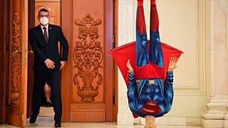 Draußen die Superman-Figur - drinnen das Votum