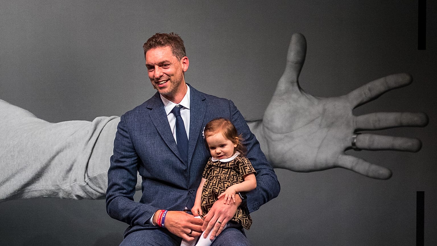 Pau Gasol, con su hija Ellie, durante su despedida del baloncesto profesional, en el Liceu de Barcelona.