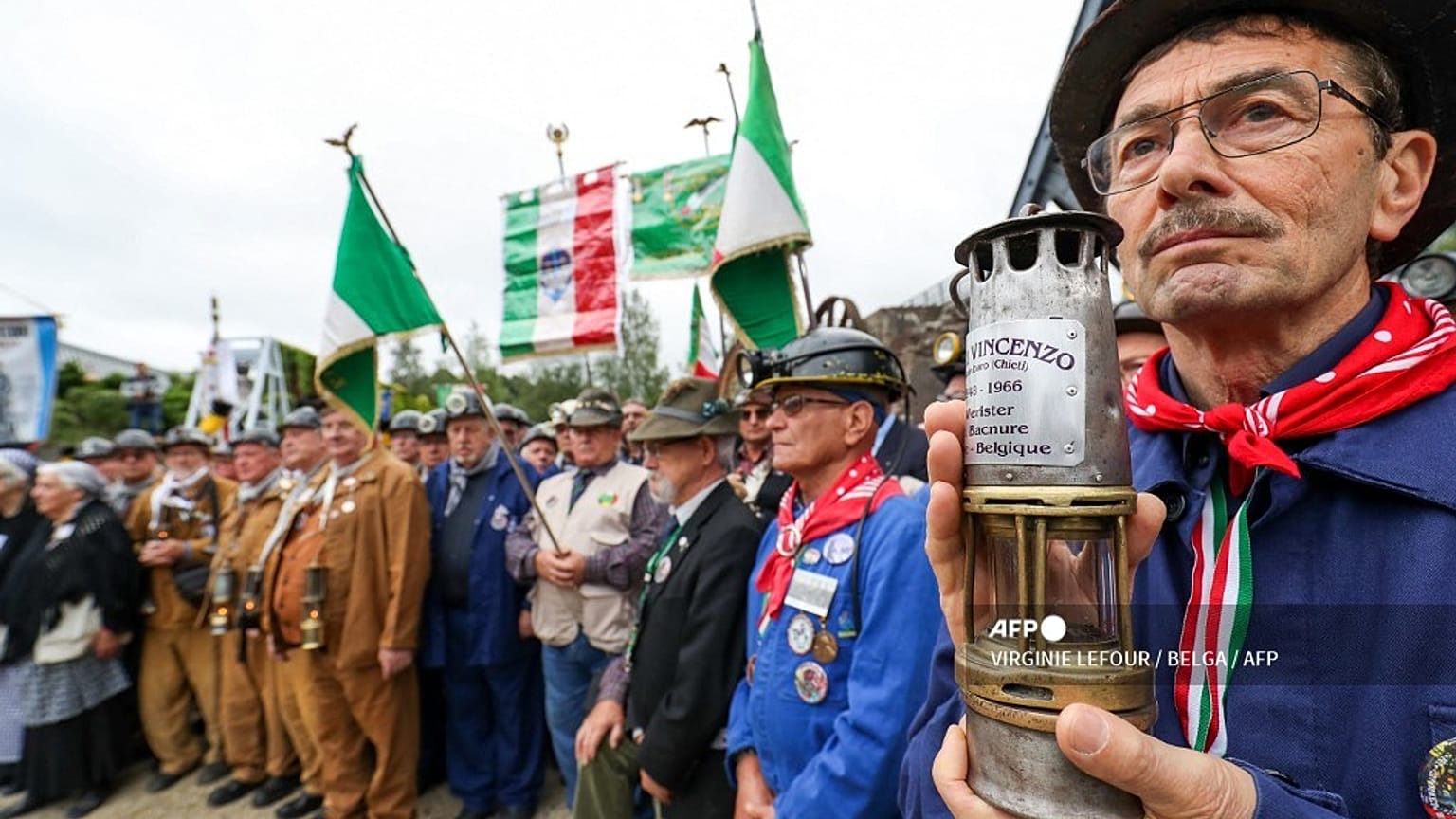 Minatori in pensione partecipano a una cerimonia per il 60° anniversario del disastro a Marcinelle, Charleroi, l'8 agosto 2016
