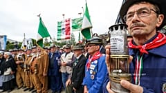 Minatori in pensione partecipano a una cerimonia per il 60° anniversario del disastro a Marcinelle, Charleroi, l'8 agosto 2016