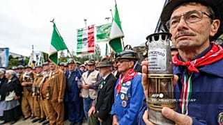 Minatori in pensione partecipano a una cerimonia per il 60° anniversario del disastro a Marcinelle, Charleroi, l'8 agosto 2016
