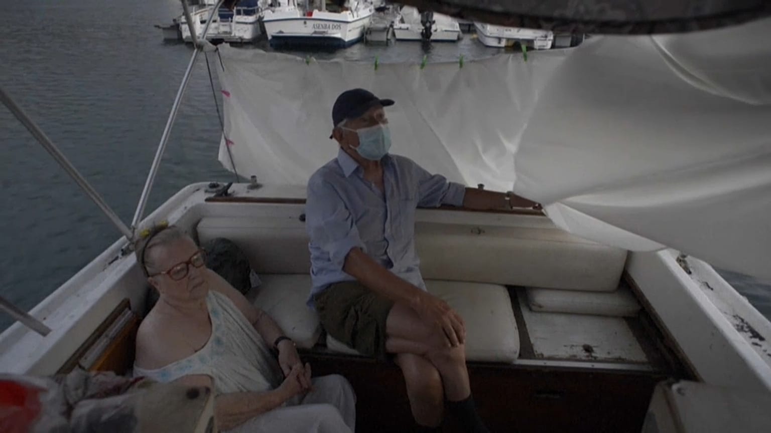 Luis y Margeritte se refugian del volcán en su lancha en el puerto de Tazacorte, La Palma