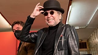 El cantante y poeta Joaquín Sabina posa junto al bombín que ha donado al Instituto Cervantes