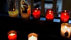 Des bougies allumées dans une église de la région parisienne le 5 octobre 2021