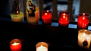 Des bougies allumées dans une église de la région parisienne le 5 octobre 2021
