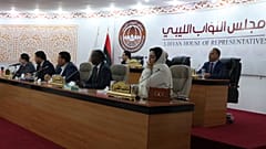 أعضاء البرلمان الليبي خلال حفل تنصيب رئيس الوزراء المؤقت الجديد للبلاد في مدينة طبرق بشرق ليبيا، 15 مارس 2021