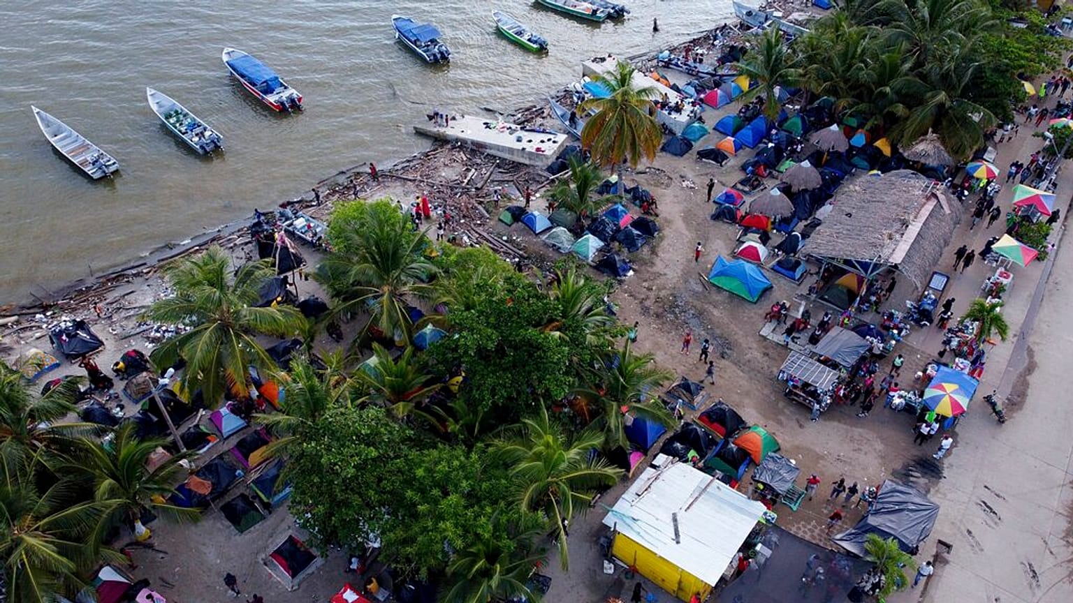 Miles de migrantes acampan en Necoclí