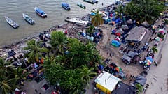 Miles de migrantes acampan en Necoclí