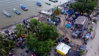 Miles de migrantes acampan en Necoclí