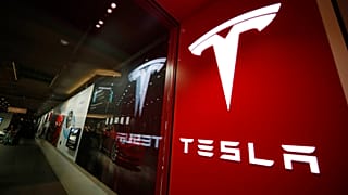 Tesla'nın, şirket çalışanlarıyla hukuki konularda zorunlu tahkim uygulamasına gitmesi bazı çevrelerce eleştiriliyor.