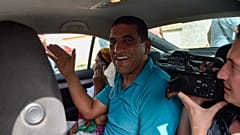 كريم طابو عند إطلاق سراحه في 2 يوليو 2020  خارج سجن القليعة بالقرب من مدينة تيبازة غرب العاصمة الجزائر