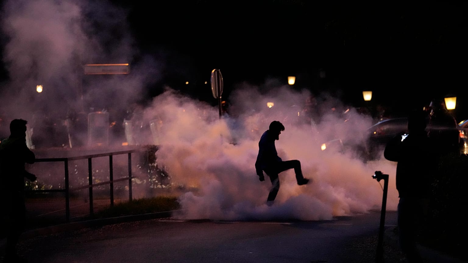 sPolis kalabalığı dağıtmak için göz yaşartıcı gaz ve tazyikli su kullandı