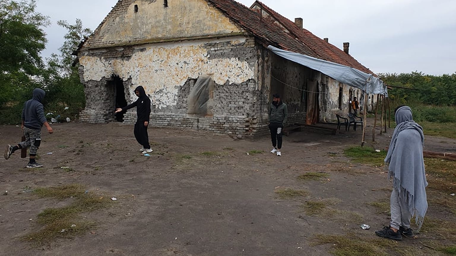 menedékkérők a határ mentén