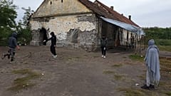menedékkérők a határ mentén