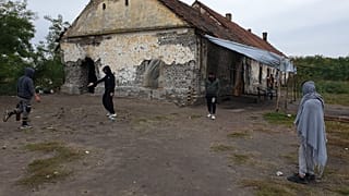 menedékkérők a határ mentén