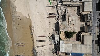 Dans le quartier de Guet N’Dar, à Saint-Louis, vue aérienne d'une école détruite par la montée des eaux, le 12 août 2021