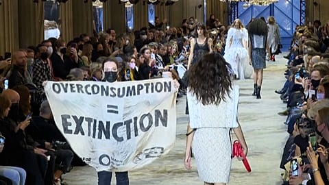 Экоактивисты присоединились к показу Louis Vuitton 